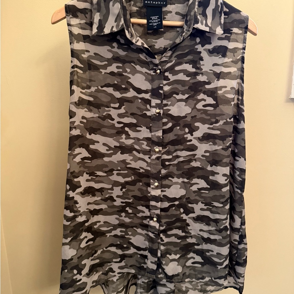 Sleeveless Camouflage Top button down